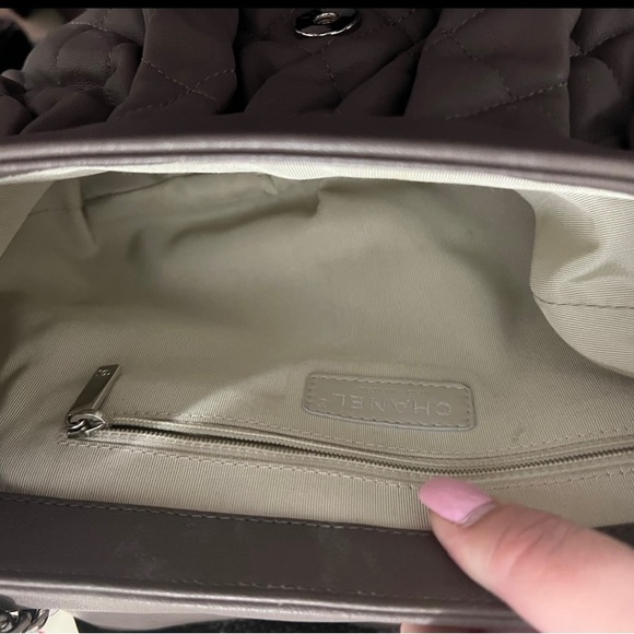 CHANEL shoulder crossbody calfskin leather bag in Gray silver color . - Picture 7 of 9